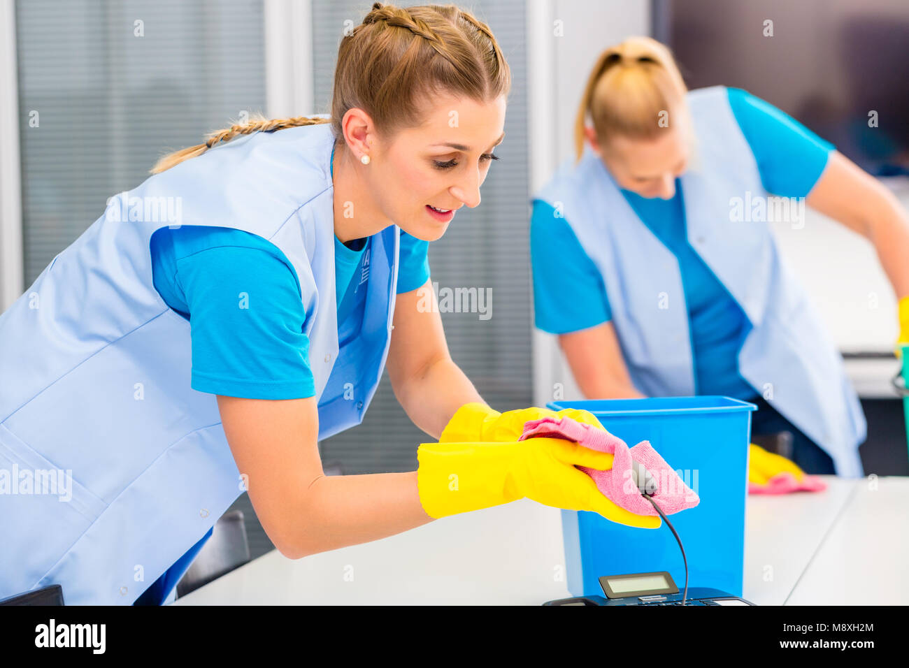 Le donne delle pulizie che lavorano in ufficio foto & immagine stock ... Donne delle pulizie