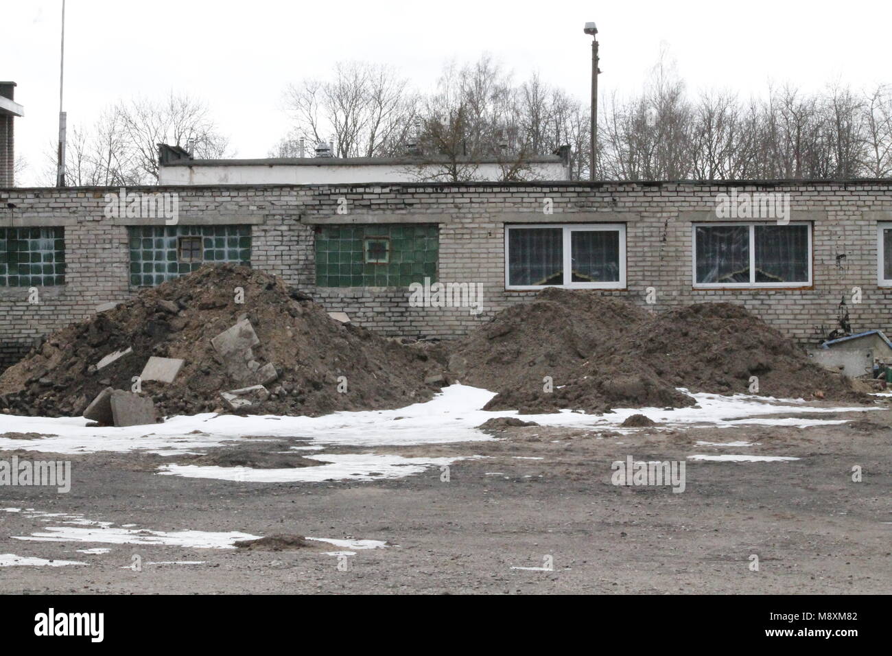 Panorama sulla zona industriale della città nella giornata di primavera Foto Stock