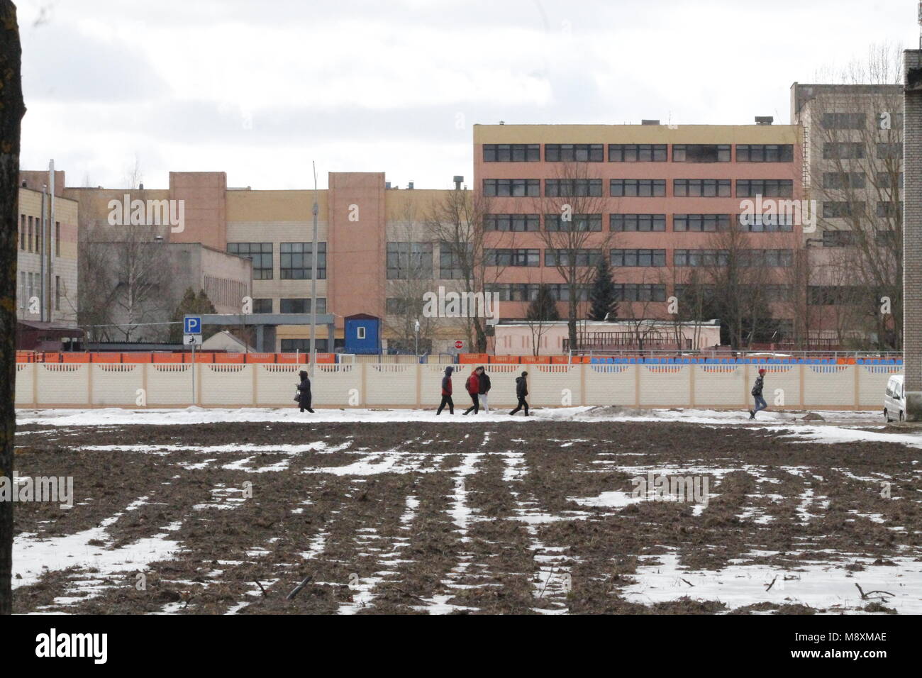 Panorama sulla zona industriale della città nella giornata di primavera Foto Stock
