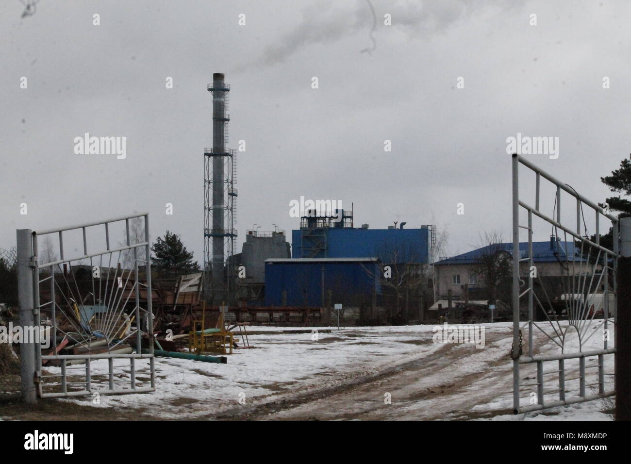 Panorama sulla zona industriale della città fabbrica woring sotto nuvoloso cielo a molla Foto Stock