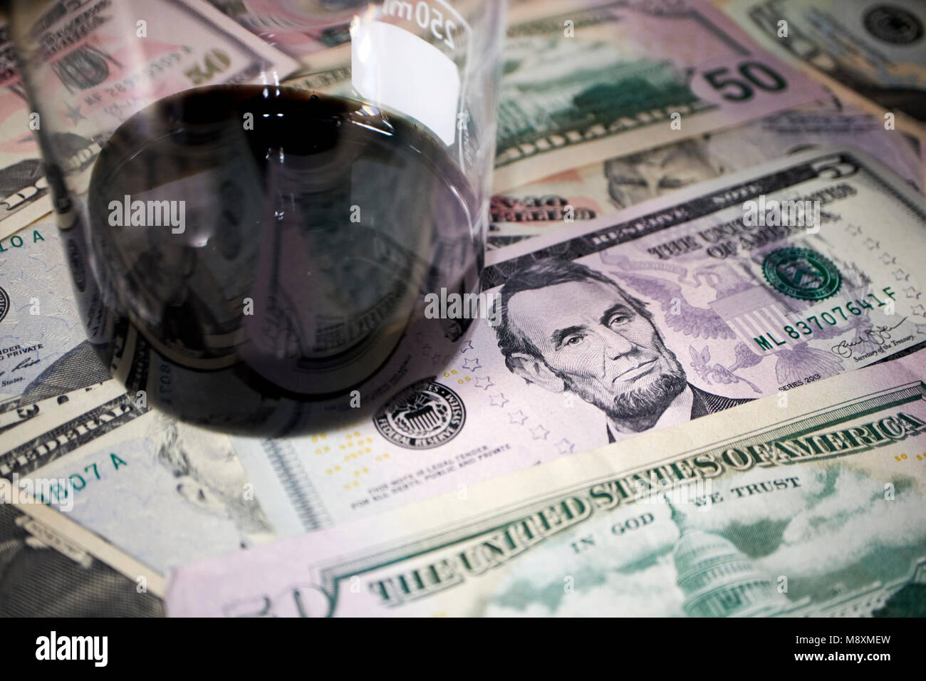 Vasetto di olio grezzo con dollari currency trading concept Foto Stock