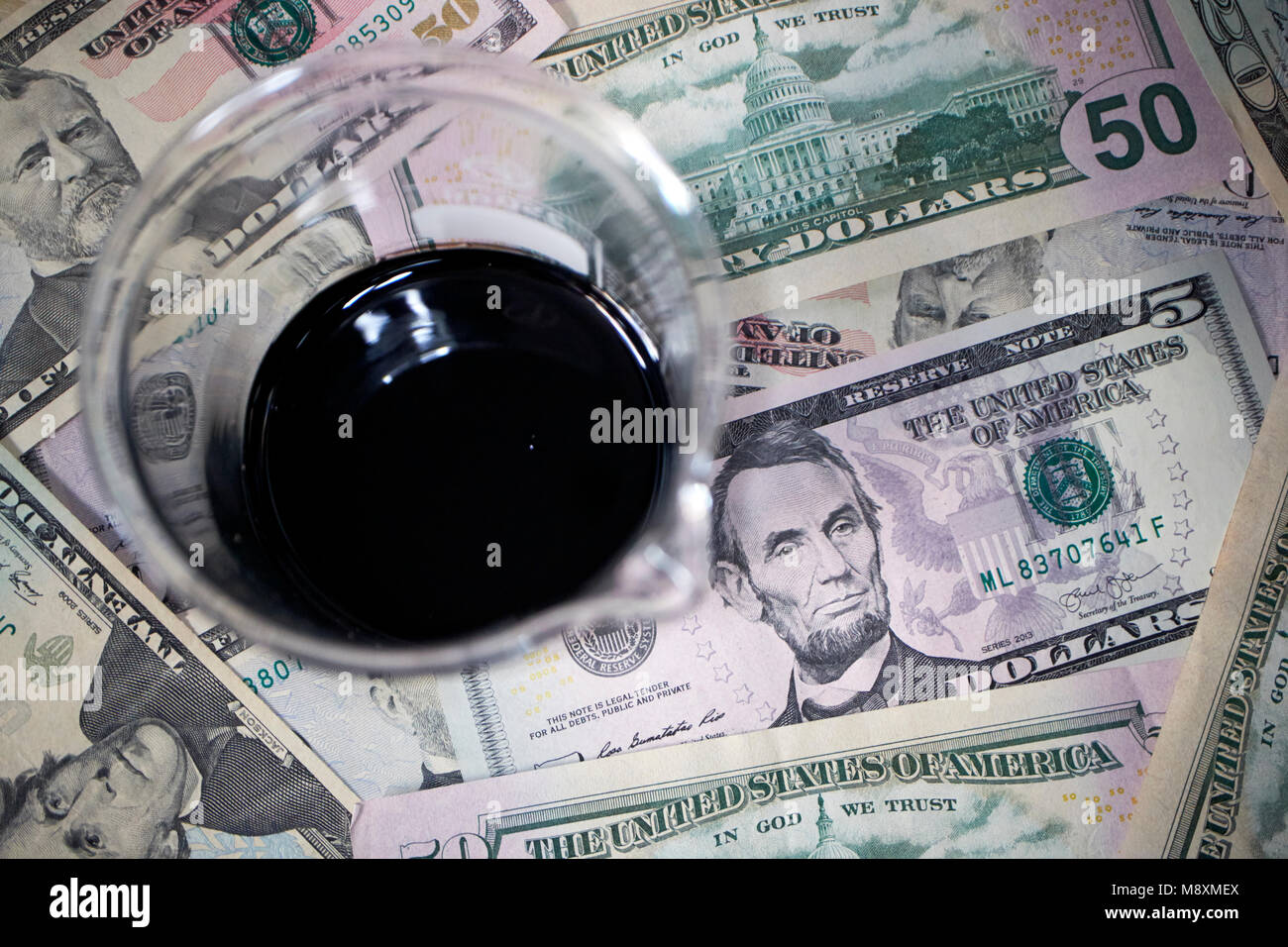 Vasetto di olio grezzo con dollari currency trading concept Foto Stock