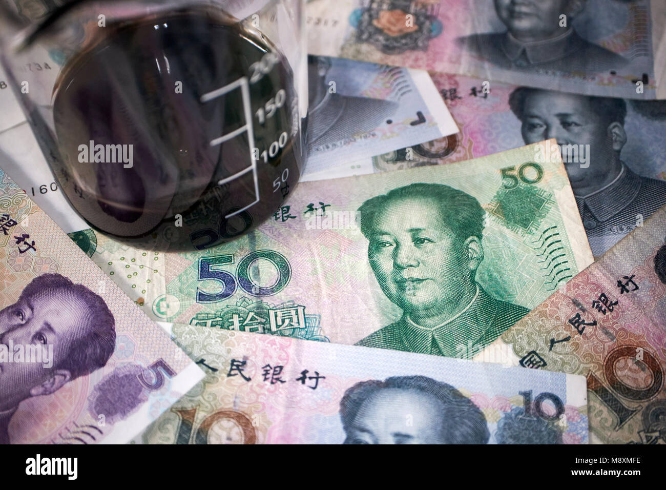 Vasetto di olio grezzo con il cinese yuan renminbi currency trading concept Foto Stock