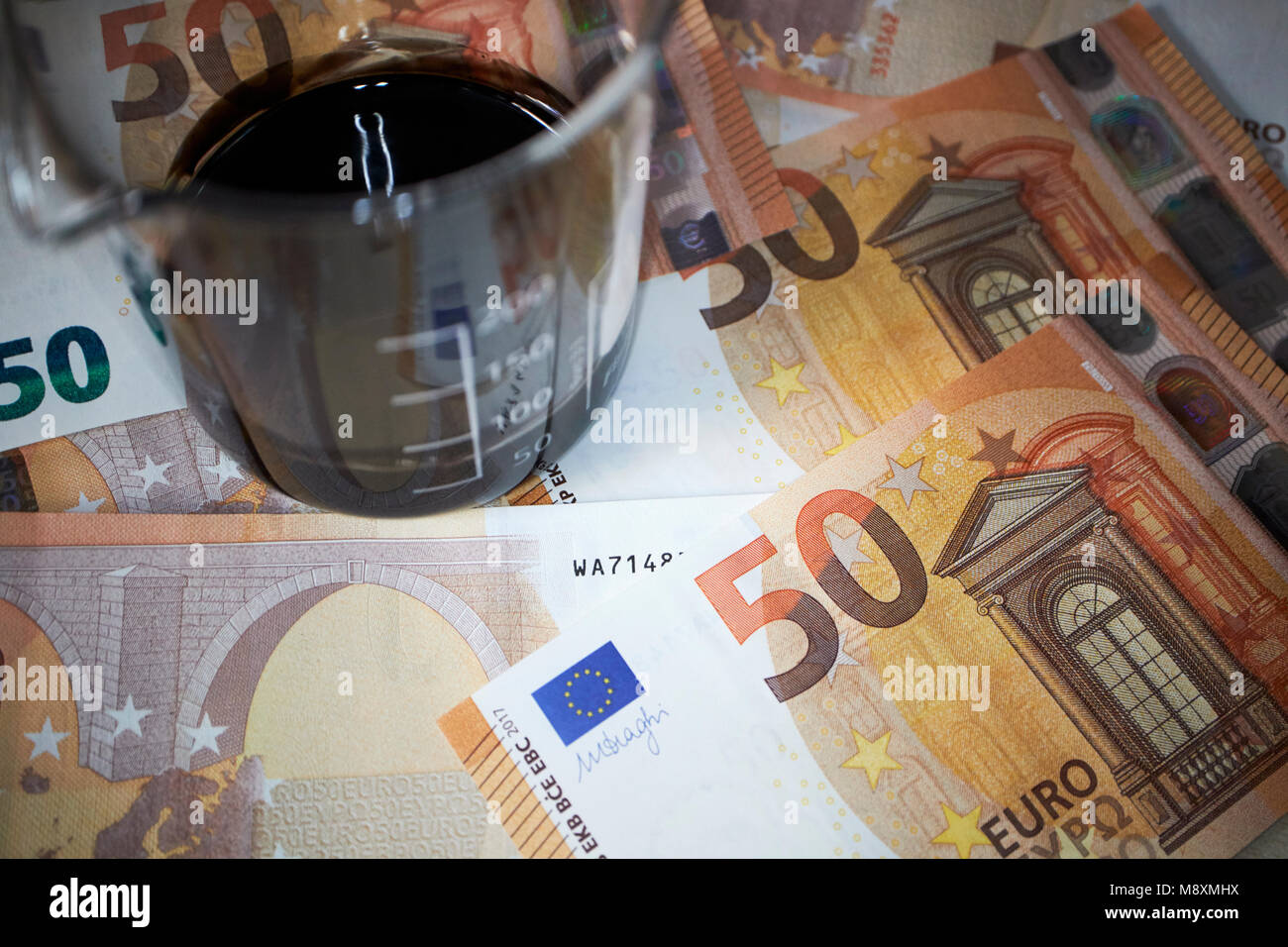 Vasetto di olio grezzo con currency trading concept Foto Stock