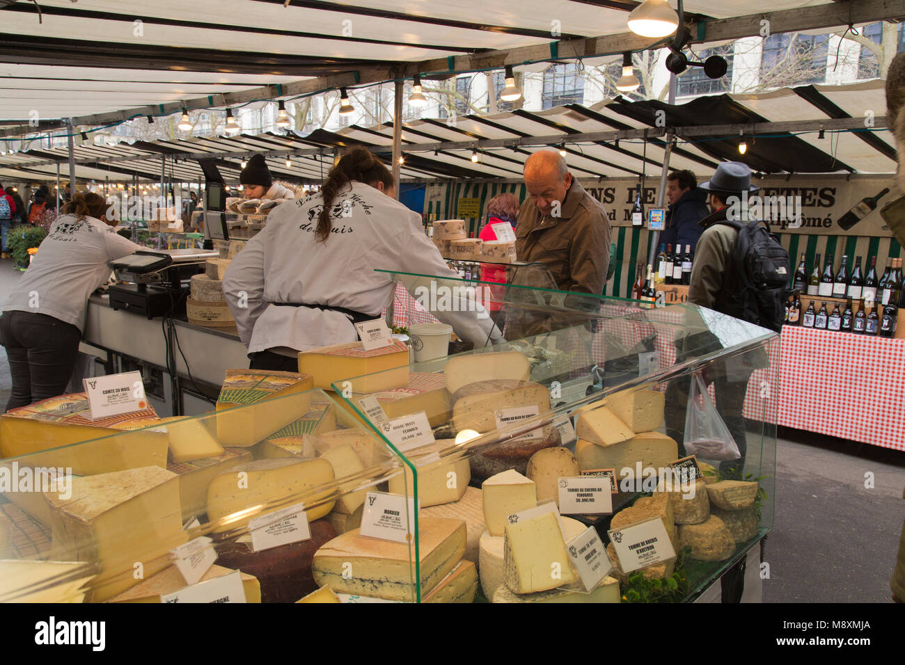 Shopping nel mercato della Bastiglia di domenica mornng in Parigi Francia Foto Stock