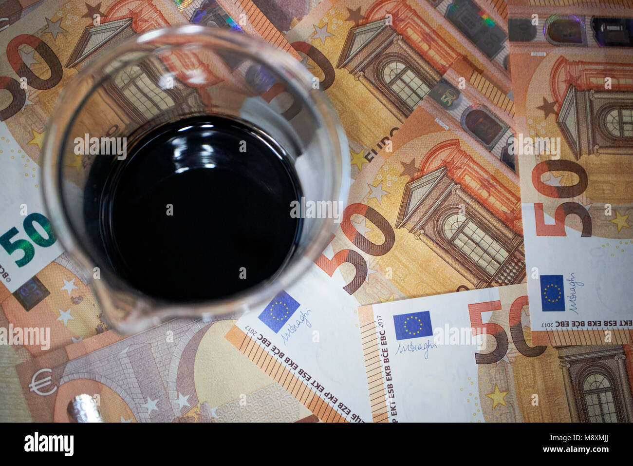 Vasetto di olio grezzo con currency trading concept Foto Stock