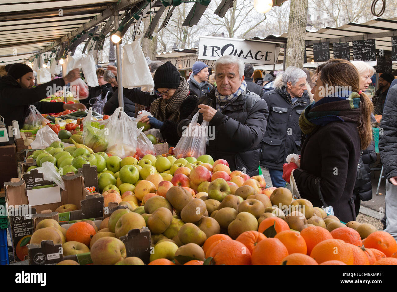 Shopping nel mercato della Bastiglia di domenica mornng in Parigi Francia Foto Stock