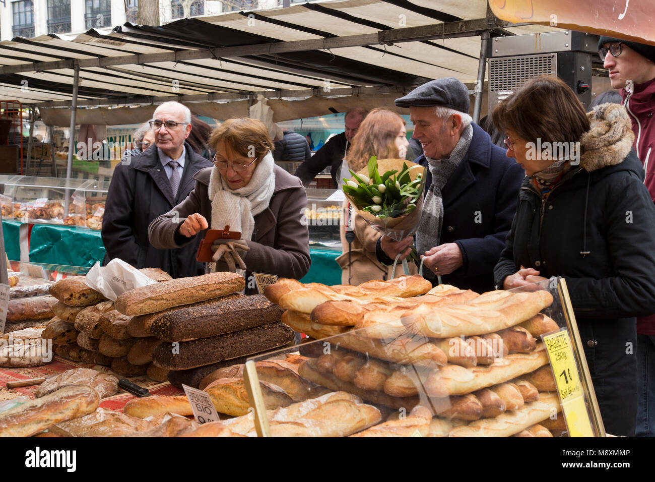 Shopping nel mercato della Bastiglia di domenica mornng in Parigi Francia Foto Stock