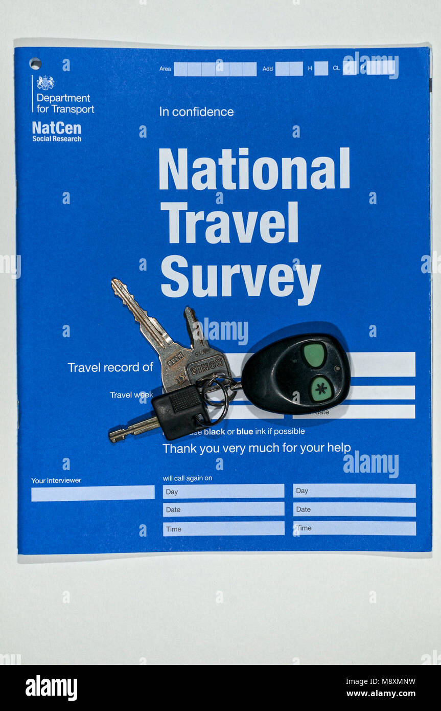 NatCen Ricerca Sociale, Dipartimento britannico per il trasporto, National Travel il modulo del sondaggio. Con le chiavi dell'auto e telecomando portachiavi sulla parte superiore. Foto Stock