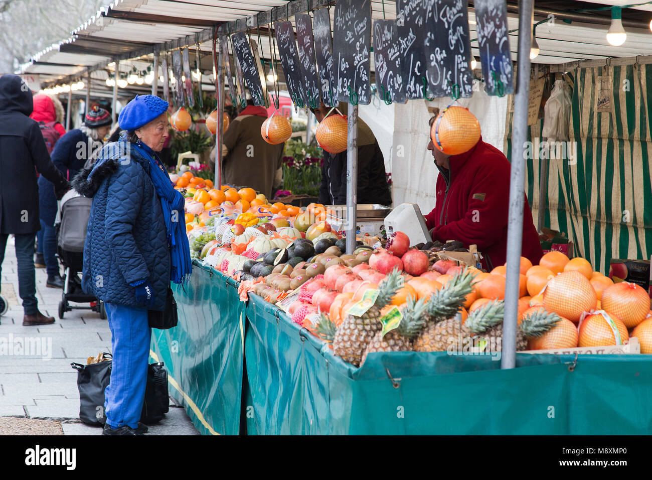 Shopping nel mercato della Bastiglia di domenica mornng in Parigi Francia Foto Stock