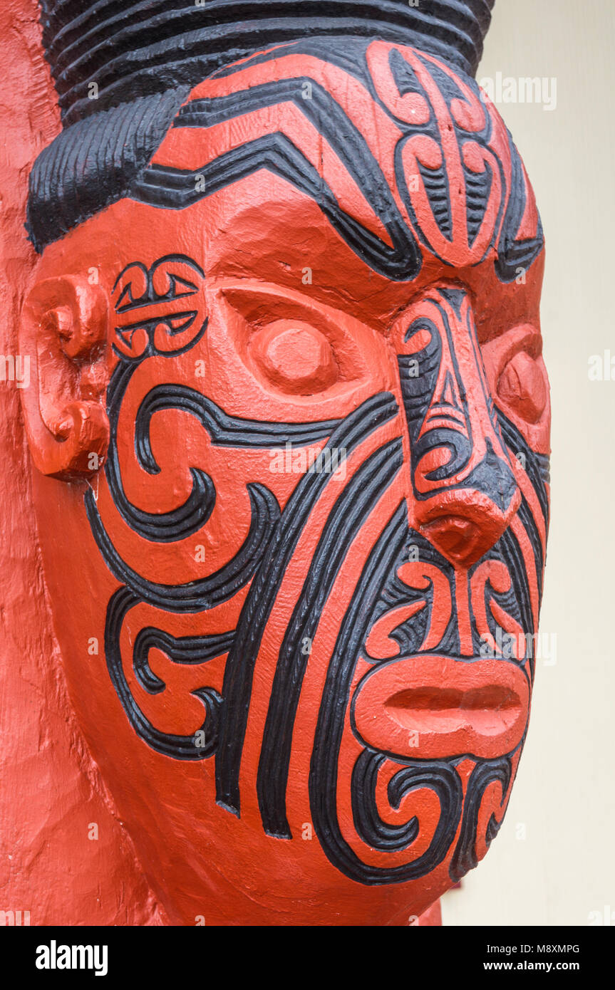 Nuova Zelanda Rotorua Nuova Zelanda Maori Whakarewarewa carving facial tatuaggi maori tattoo faccia il meeting house wahiao nuova zelanda Isola del nord nz Foto Stock