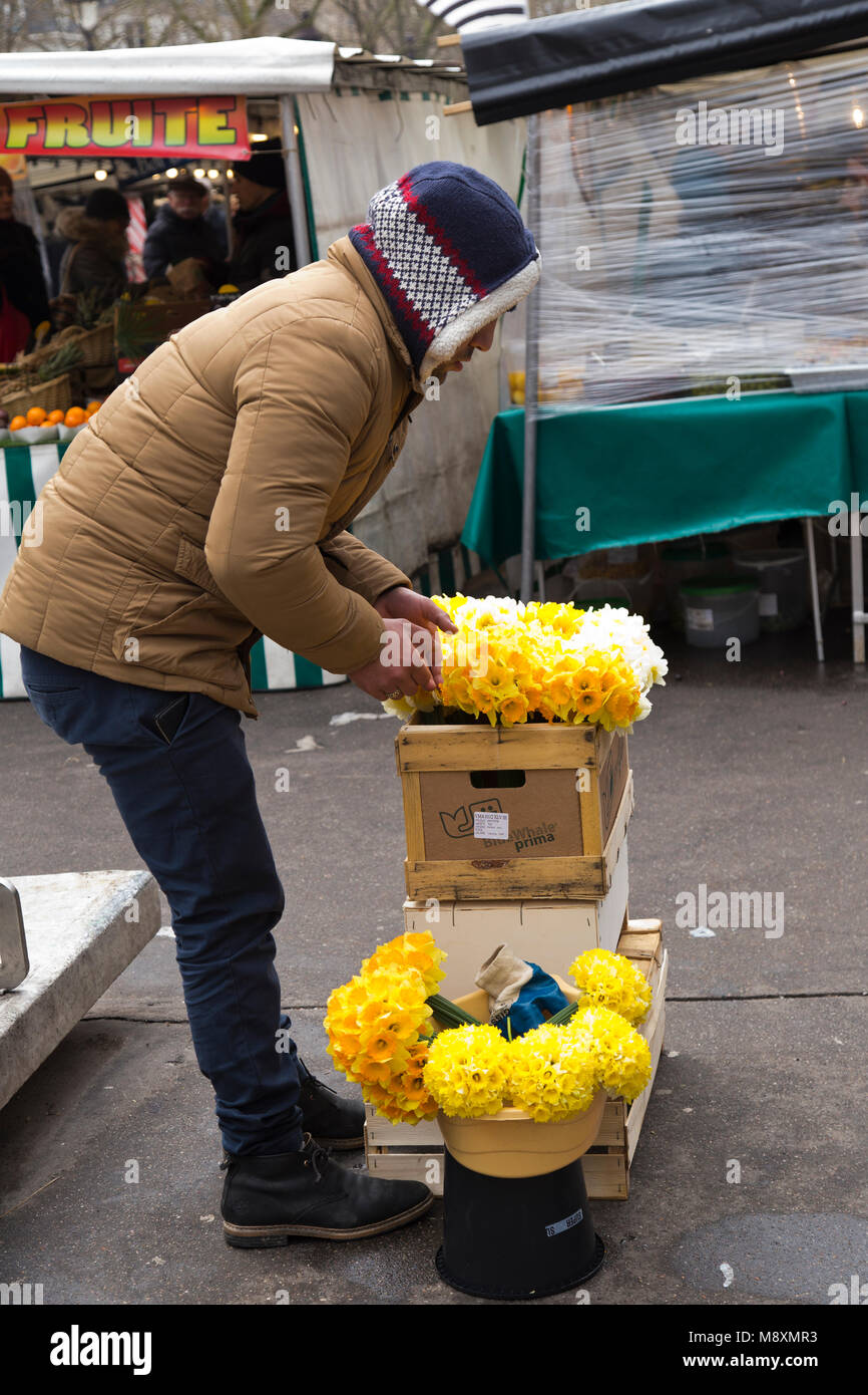 Shopping nel mercato della Bastiglia di domenica mornng in Parigi Francia Foto Stock