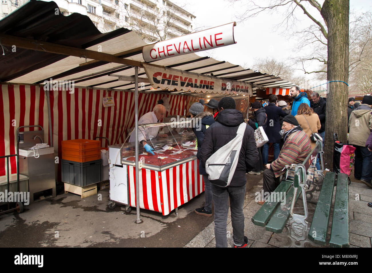 Carrello per la carne di cavallo in Bastille mercato su una Domenica mattina a Parigi Francia Foto Stock