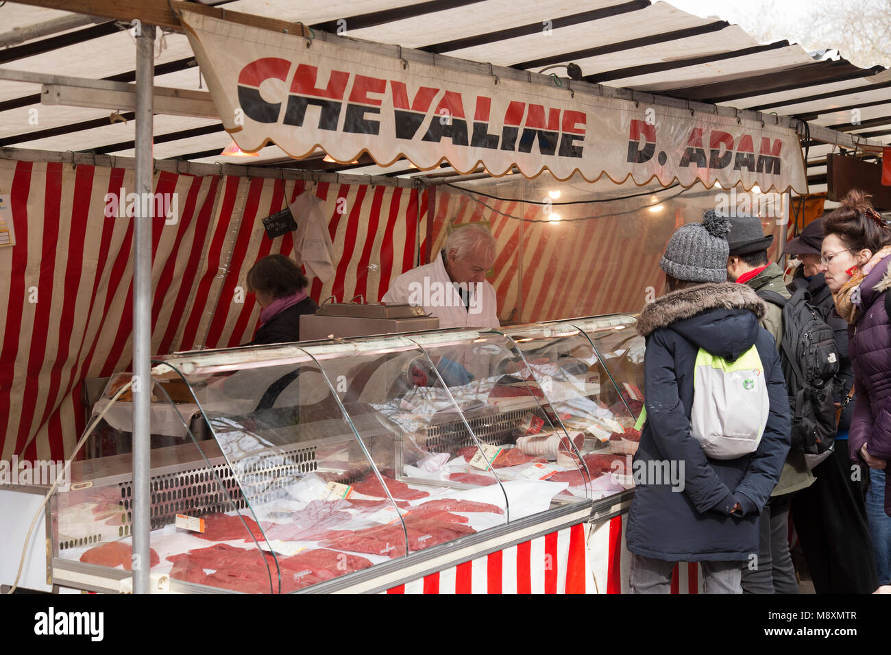 Carrello per la carne di cavallo in Bastille mercato su una Domenica mattina a Parigi Francia Foto Stock