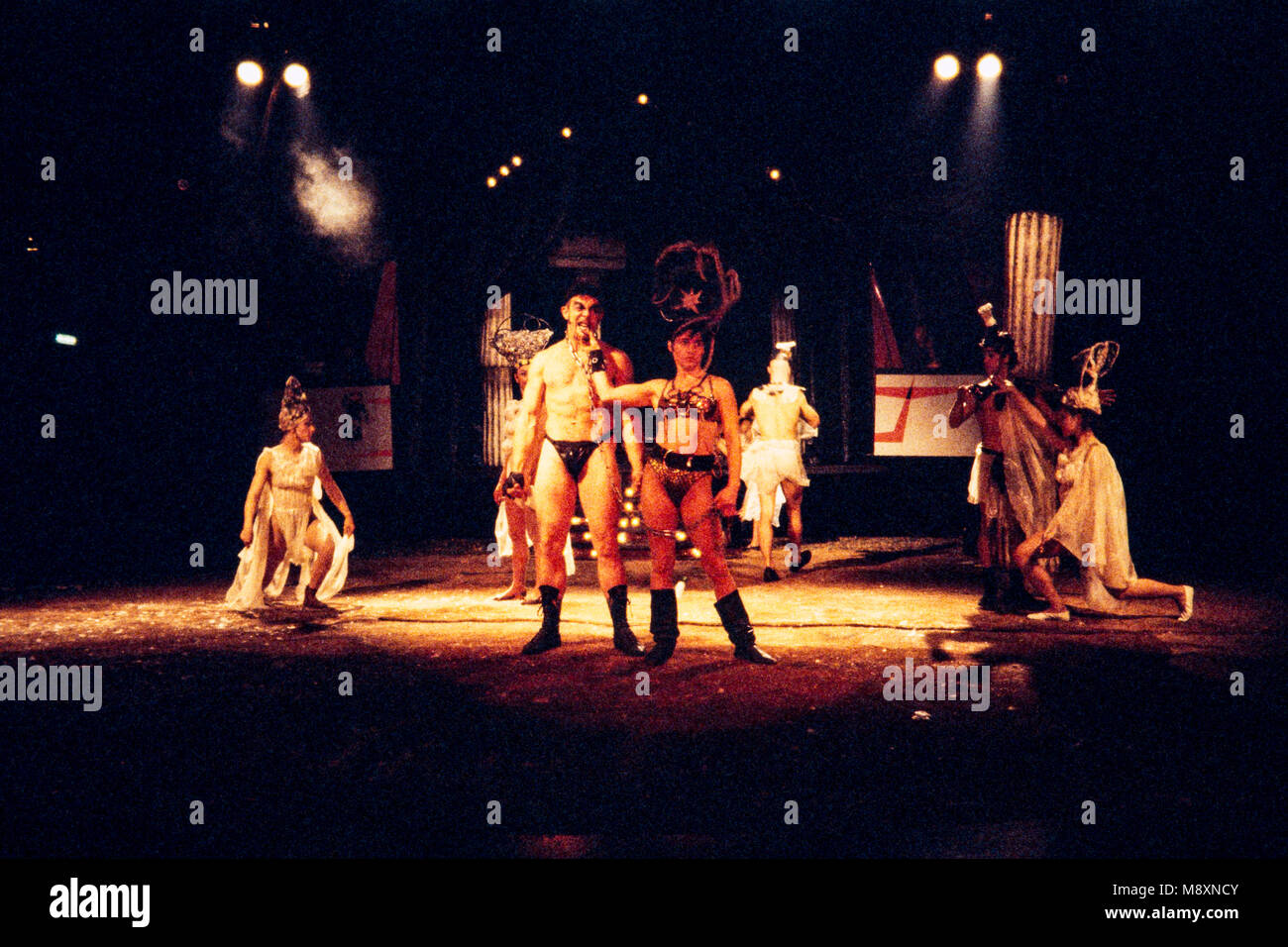 Archaos circus troupe degli organi che eseguono il loro stile alternative della legge del circus, archiviazione di fotografia, London, 1990 Foto Stock