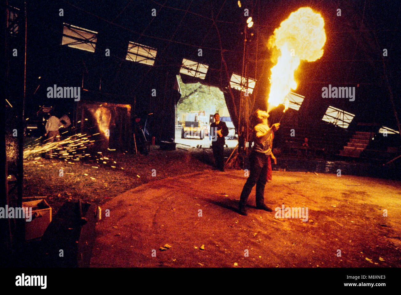 Circo Archaos fireeater praticando prima dello spettacolo, archiviazione di fotografia, Londra, degli anni novanta Foto Stock