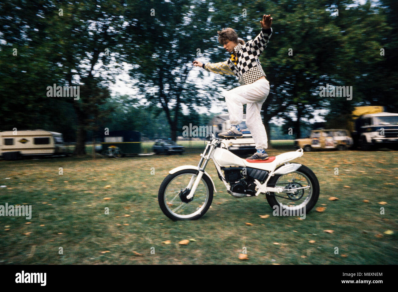 Circo Archaos, motociclista acrobatico praticando prima di uno spettacolo, archiviazione di fotografia, Londra, degli anni novanta Foto Stock