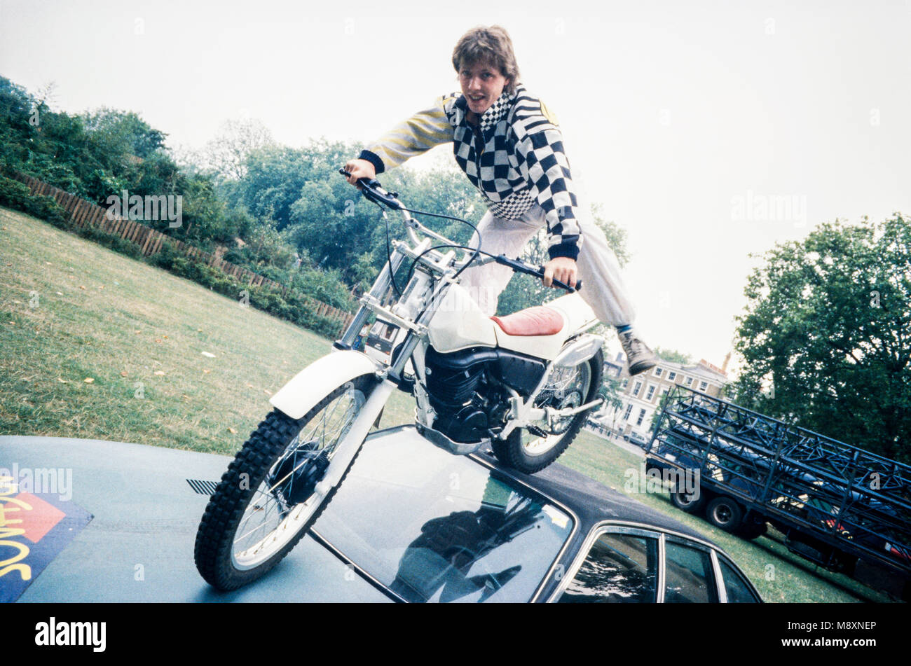 Circo Archaos, motociclista acrobatico praticando prima di uno spettacolo, archiviazione di fotografia, Londra, degli anni novanta Foto Stock