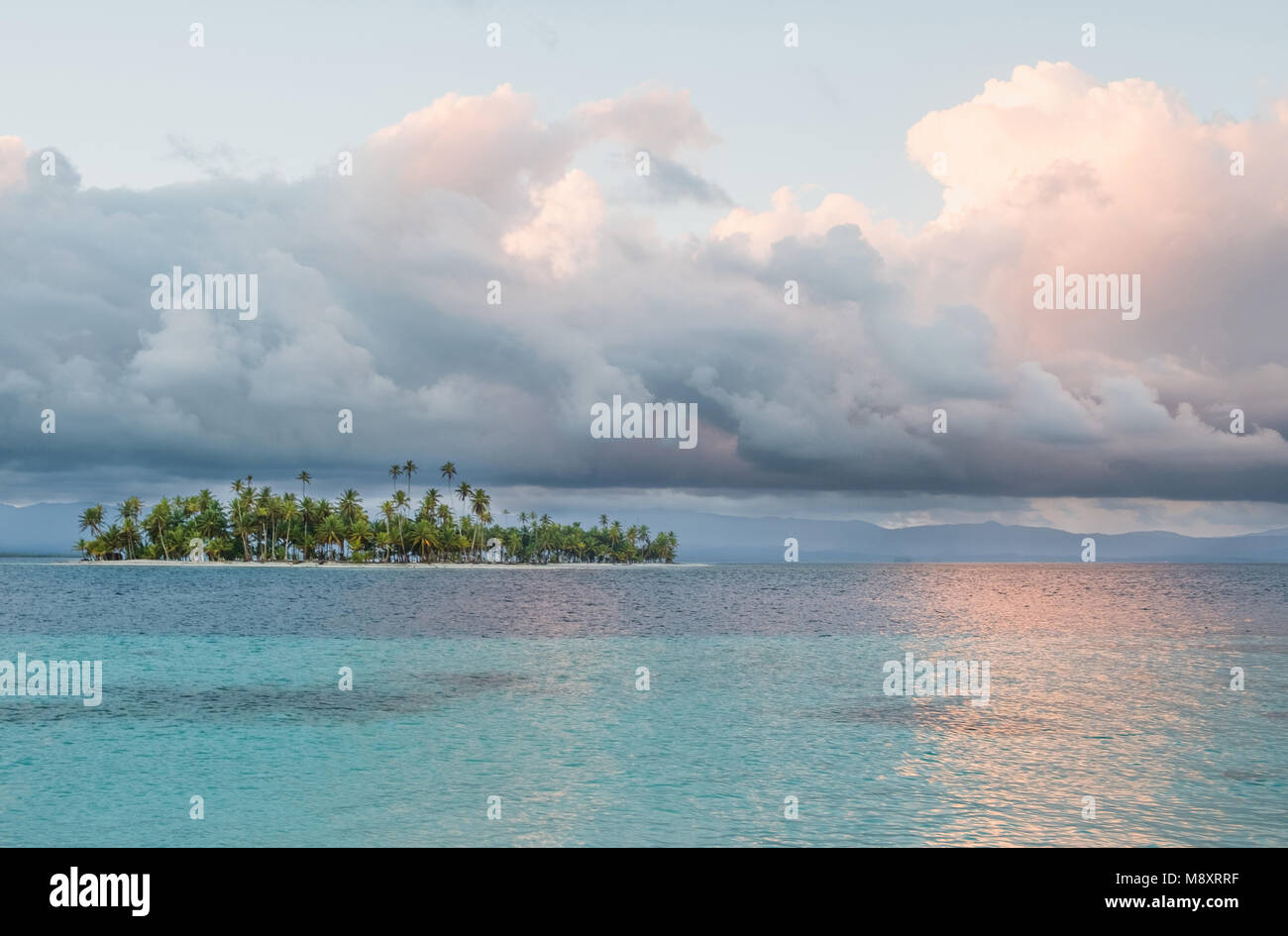Isola con palme, scenic cielo e acqua chiara - Foto Stock