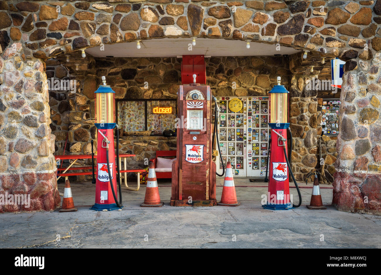 Vintage pompe per gas sul percorso 66 in Arizona Foto Stock