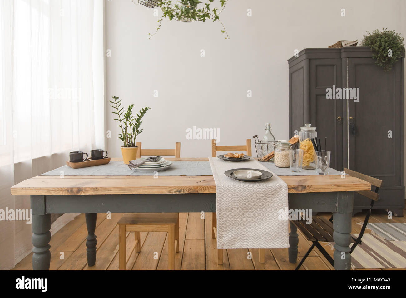 Sala da pranzo tavolo in legno in casa moderna Foto Stock