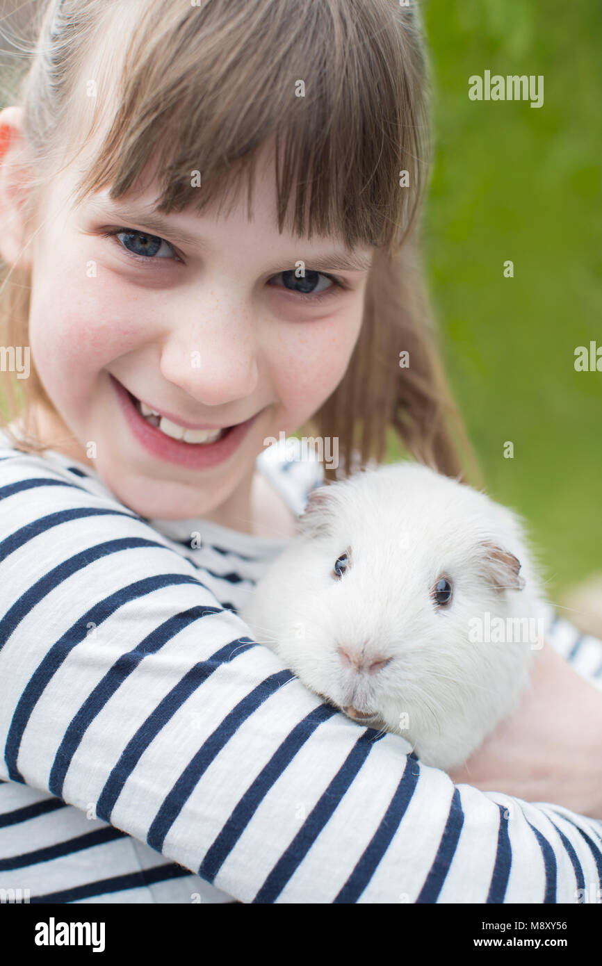 Ritratto di ragazza in giardino alla ricerca dopo il Pet cavia Foto Stock
