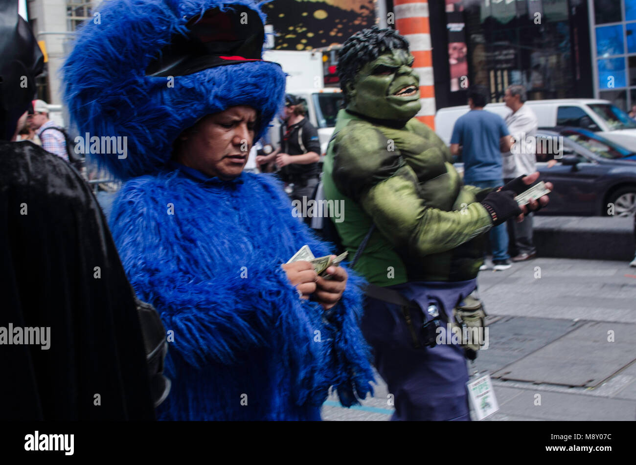 Persone che indossano costumi conteggiare denaro in Times Square NYC Foto Stock