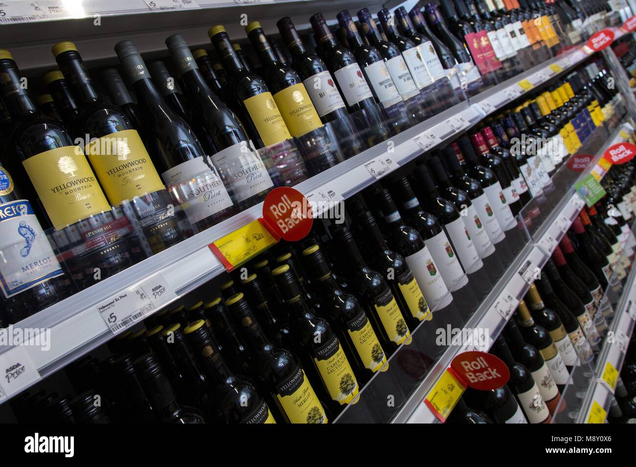 Vino e bevande spiritose sulla piena di scaffali in un supermercato Asda. Foto Stock