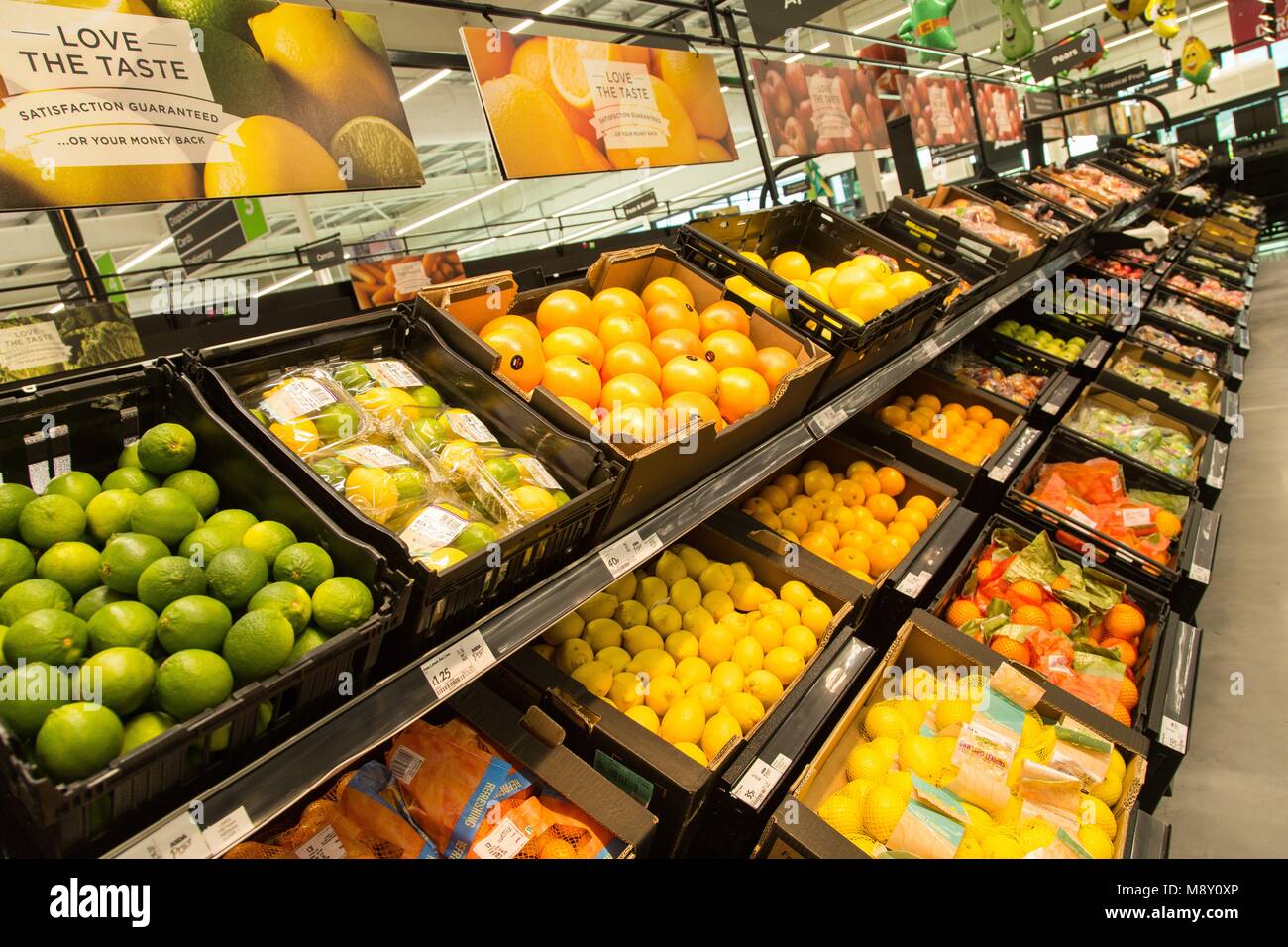 Rack pieno di frutta fresca, verdura, produrre in un supermercato Asda. Foto Stock