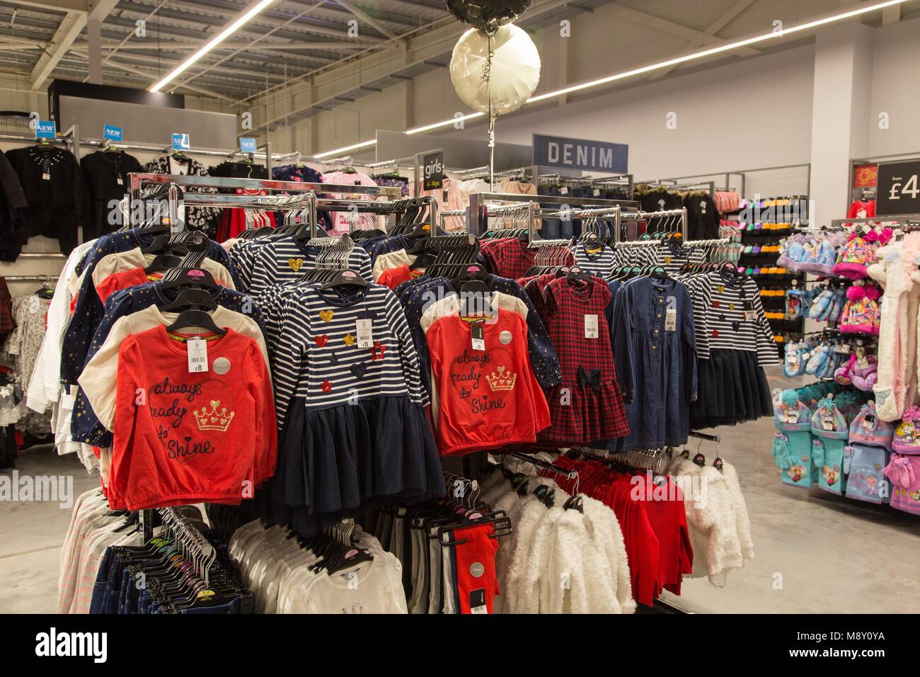 Abbigliamento per bambini in vendita a George sezione di un supermercato  Asda Foto stock - Alamy