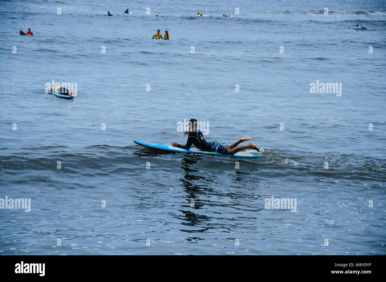 Surfer in appoggio sul suo bordo di mare Foto Stock