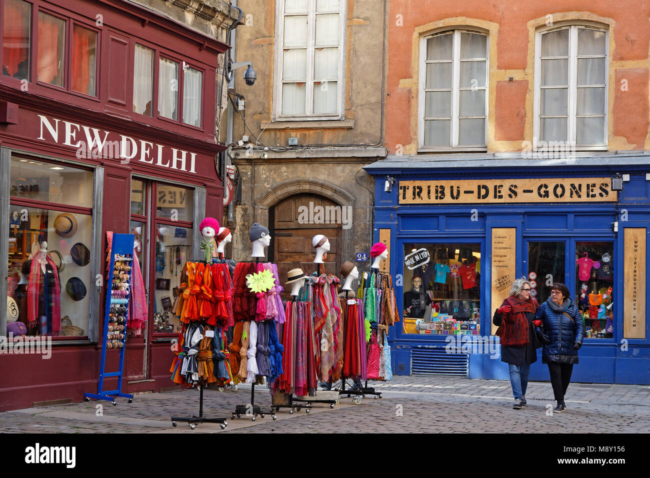 Lione, Francia, 19 marzo 2018 : Turisti e negozi di articoli da regalo nel centro storico di Lione Foto Stock