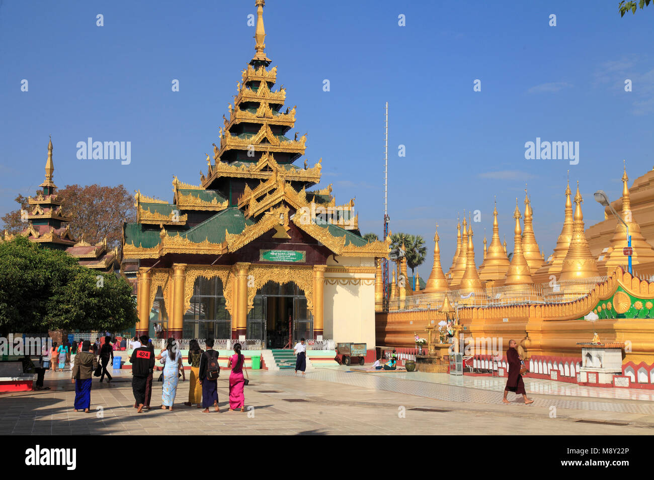 Myanmar Birmania, Bago, Shwemawdaw Pagoda, persone Foto Stock