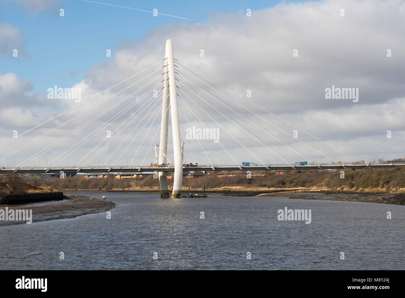 Lavoratori completando la cuspide settentrionale ponte stradale sul fiume indossare a Sunderland, prima dell'apertura, England, Regno Unito Foto Stock