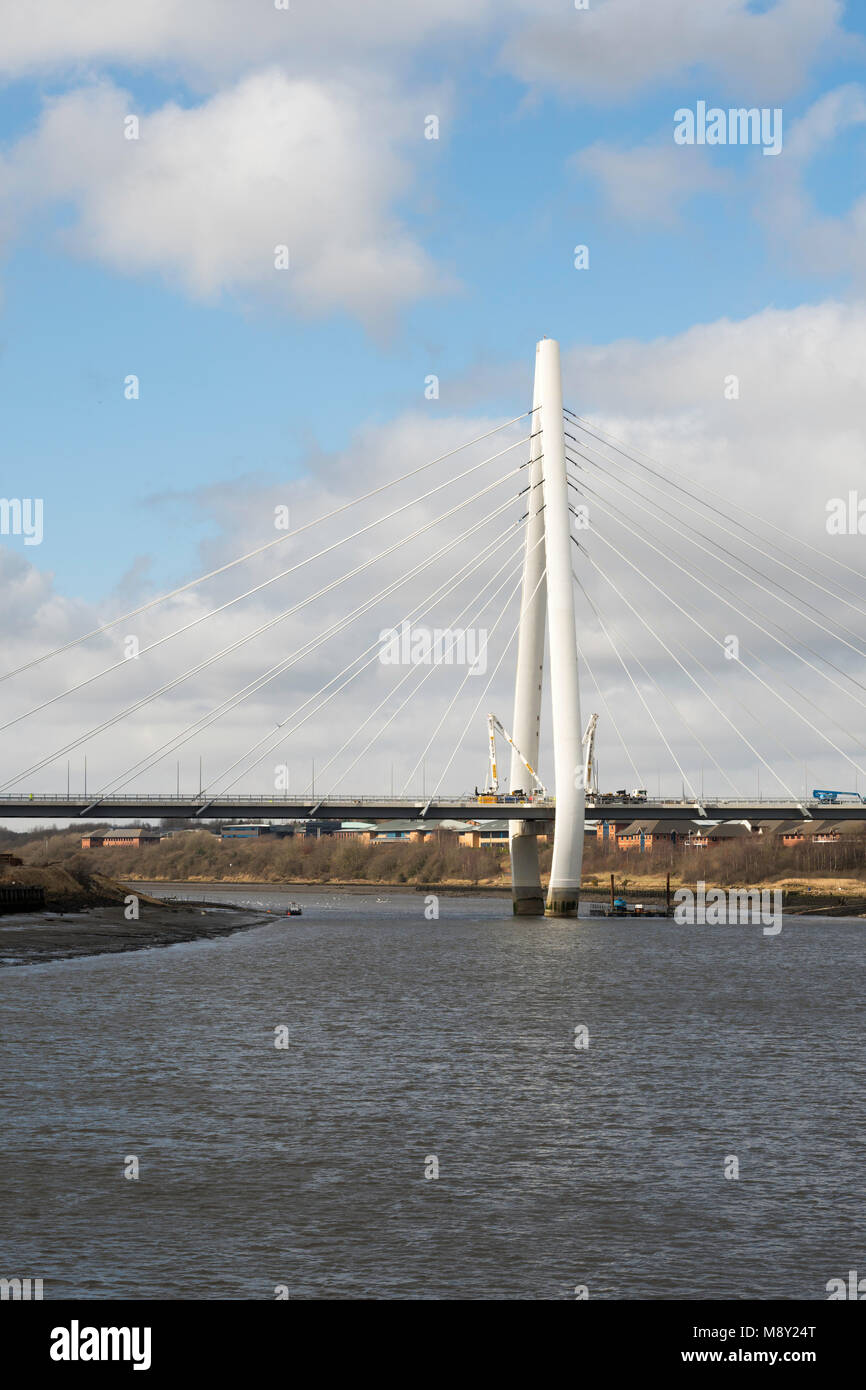 Lavoratori completando la cuspide settentrionale ponte stradale sul fiume indossare a Sunderland, prima dell'apertura, England, Regno Unito Foto Stock