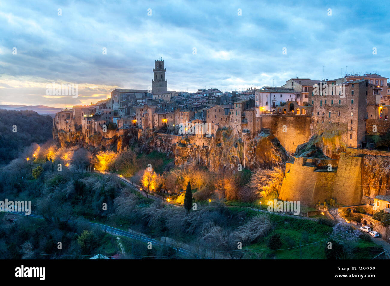 Il tramonto sulla città toscana, Pitigliano, un grande scogliera città costruita dalla pietra. Foto Stock