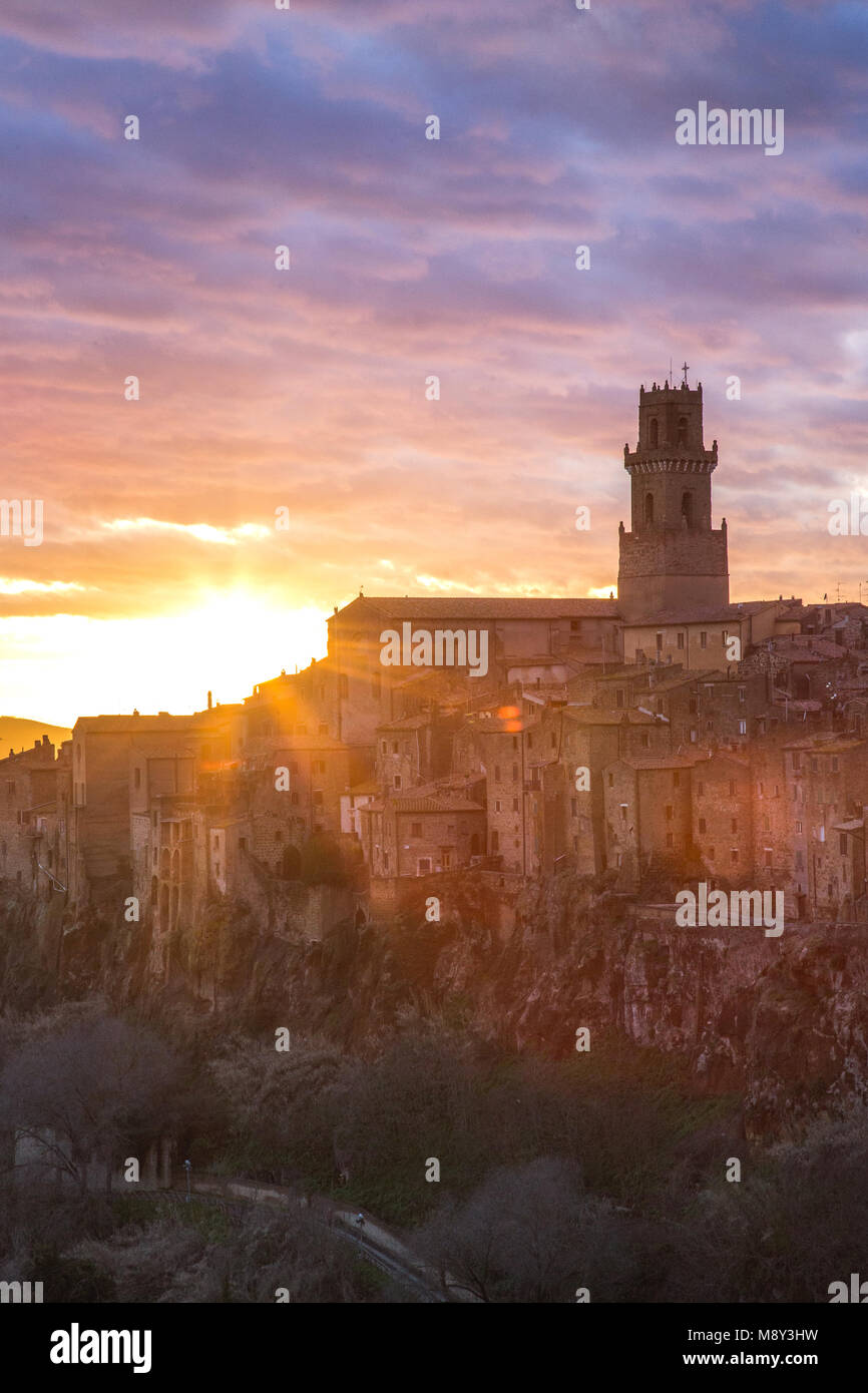 Il tramonto sulla città toscana, Pitigliano, un grande scogliera città costruita dalla pietra. Foto Stock