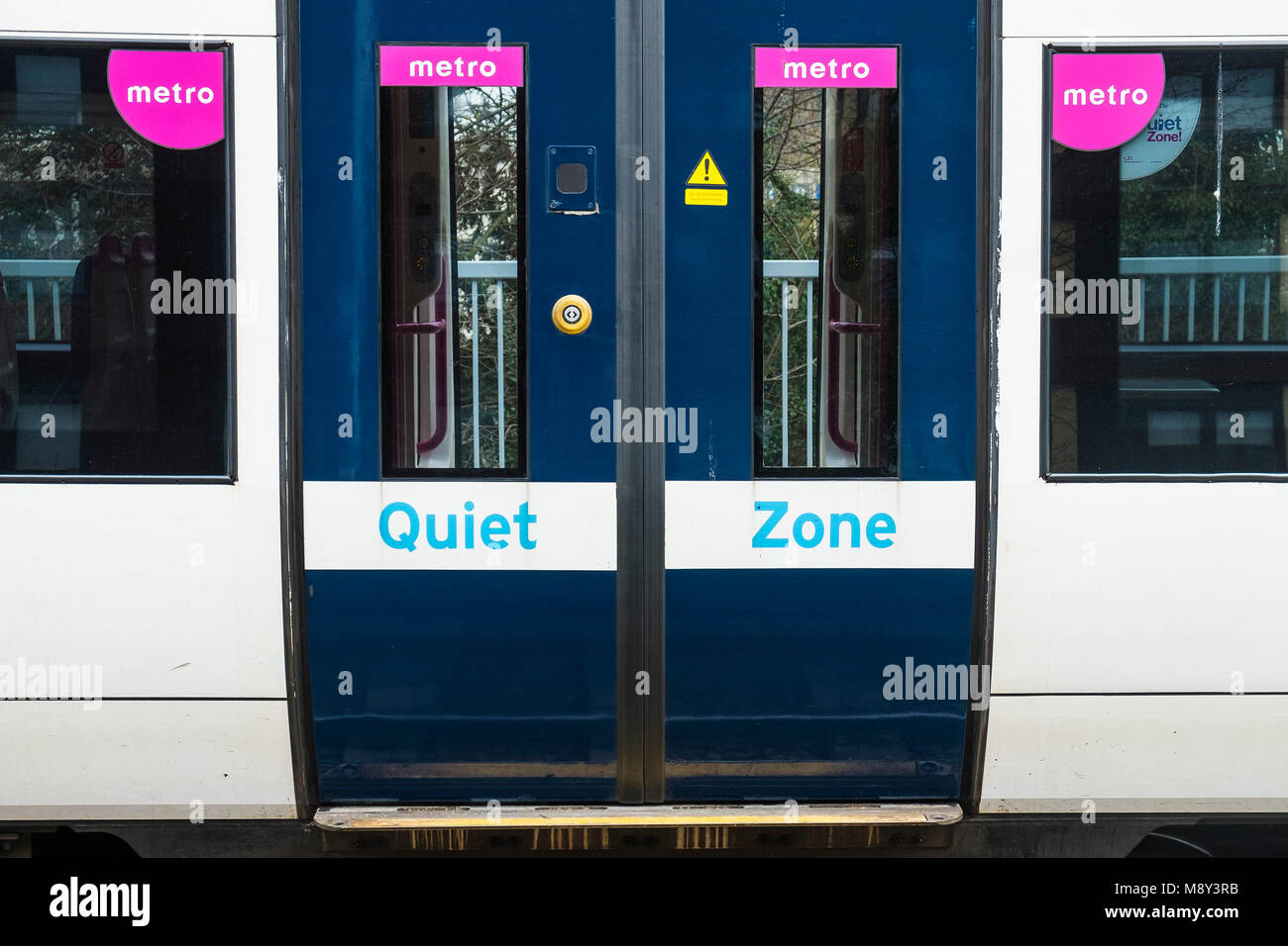 Le porte chiuse di C2C treno fermo in una stazione ferroviaria. Foto Stock