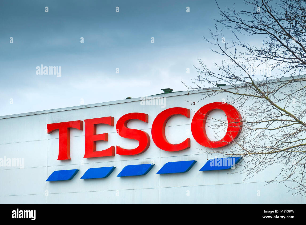 Un segno per Tesco sul lato di un edificio. Foto Stock Un segno per Tesco sul lato di un edificio. Foto Stock