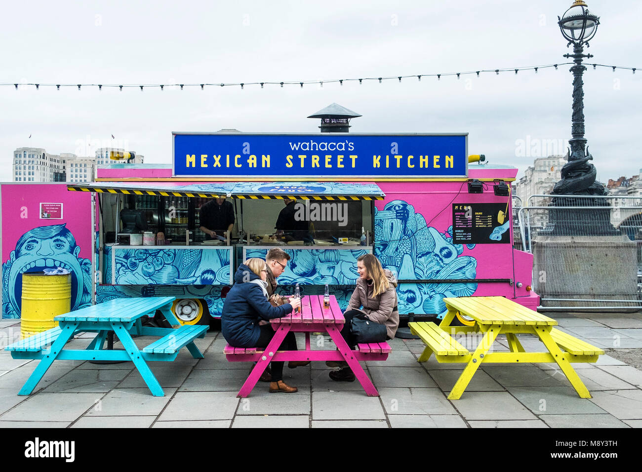 Un messicano Wahaca Street Food catering van carrello sulla South Bank di Londra. Foto Stock