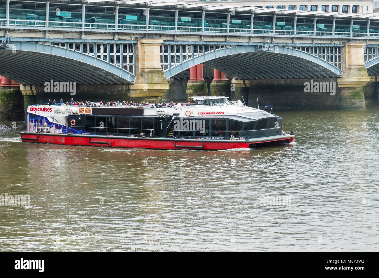 Il Millenium Diamante, ammiraglia della City Cruises passa sotto il Blackfriars Bridge sul fiume Tamigi a Londra. Foto Stock