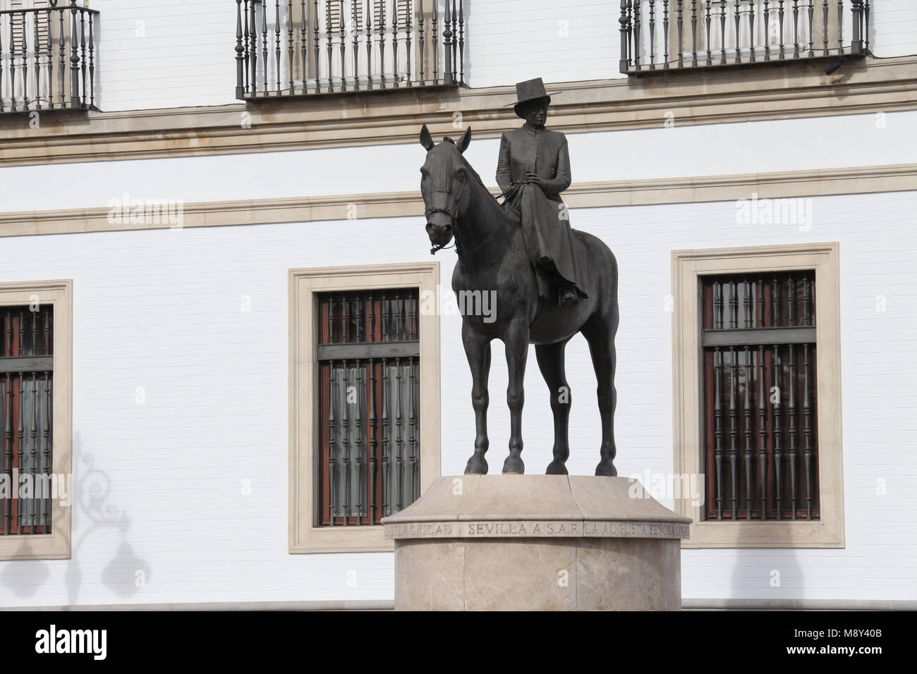 Statua equestre della contessa di Barcellona al di fuori di Siviglia Bullring Foto Stock