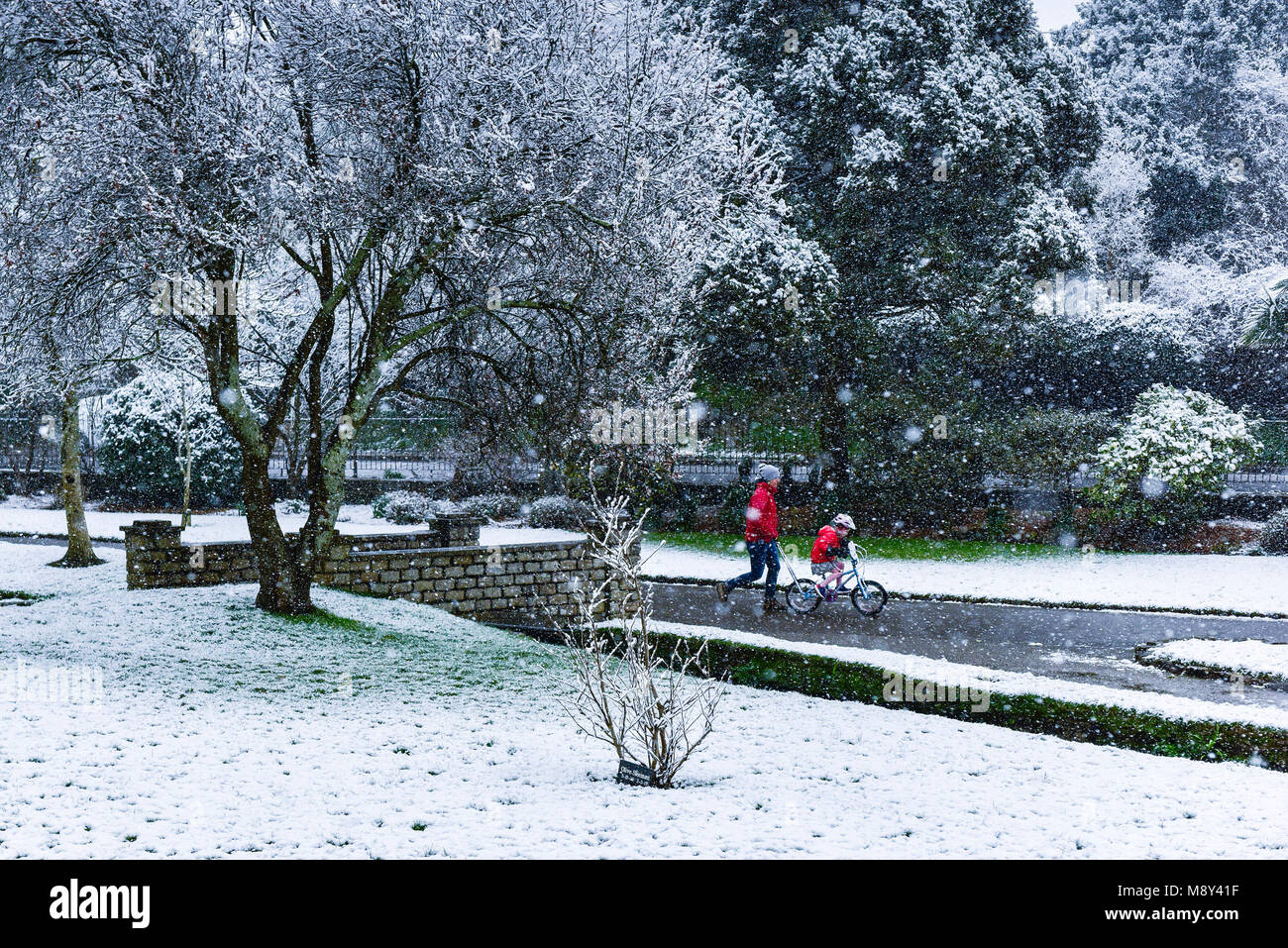 La neve cade in Trenance Gardens in Newquay Cornwall. Foto Stock