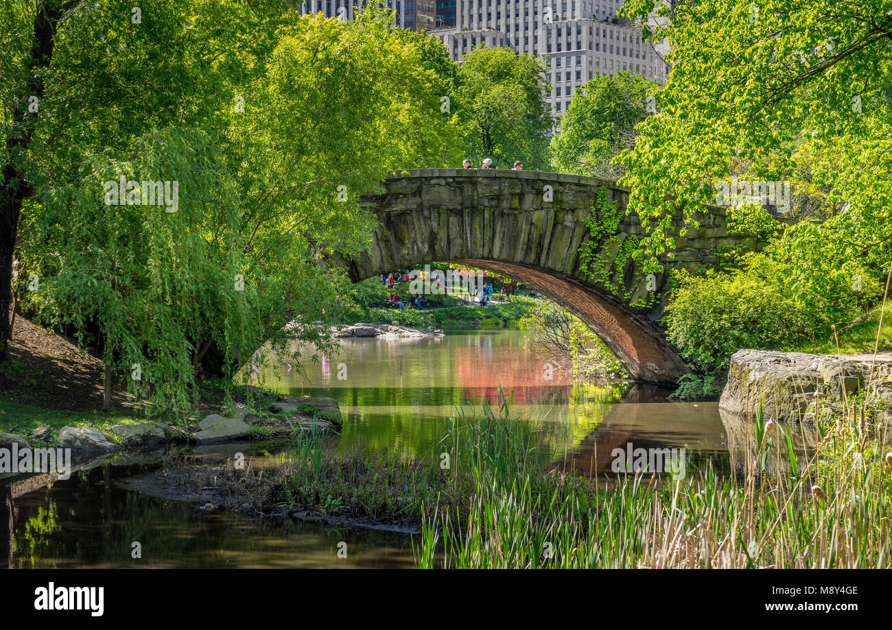 New York, NY, Stati Uniti d'America - 14 maggio 2017. Un ponte di pietra Gapstow Bridge di Central Park a New York. Foto Stock