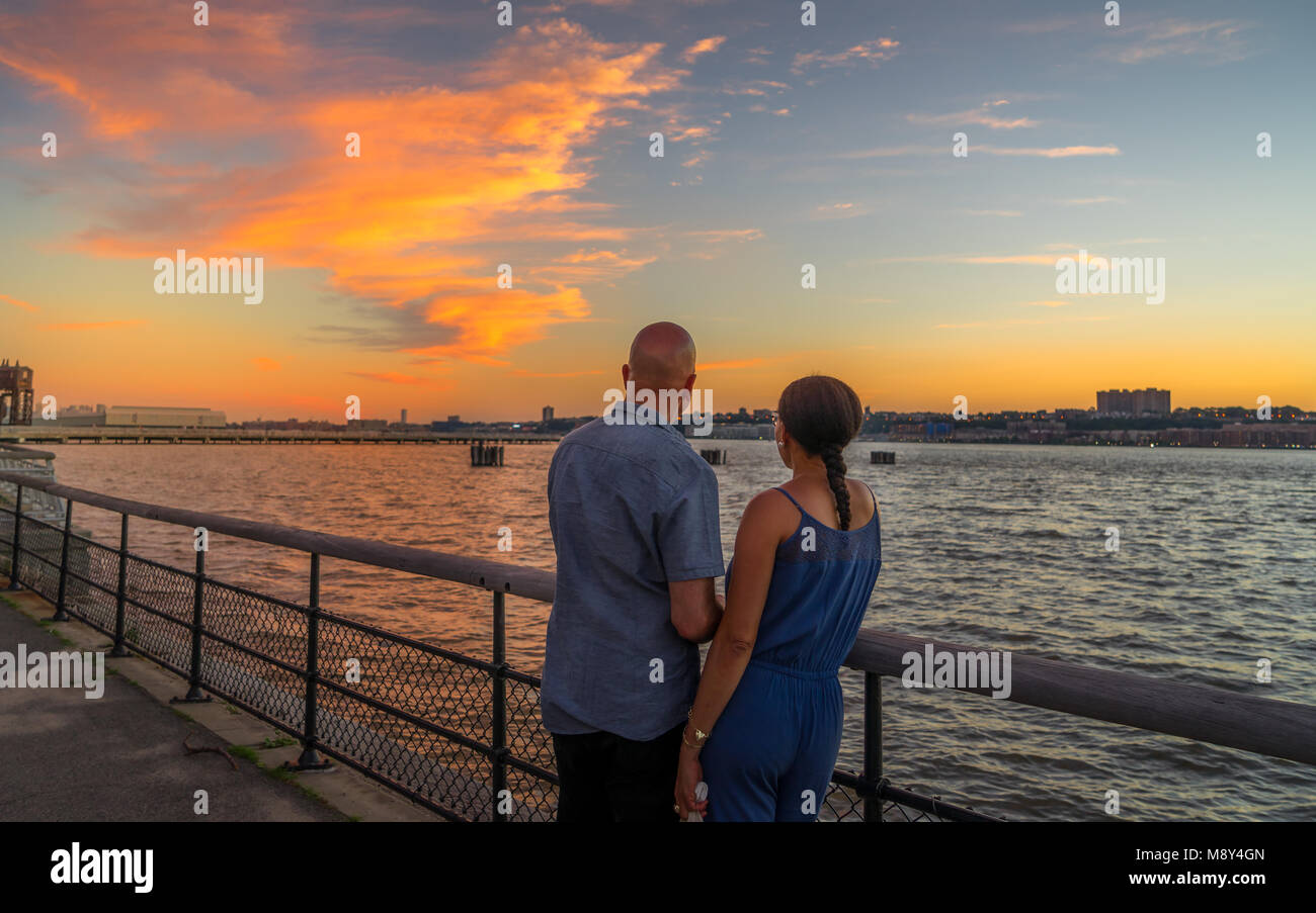 Giovane guardando bel tramonto a Riverside park, NY Manhattan Foto Stock