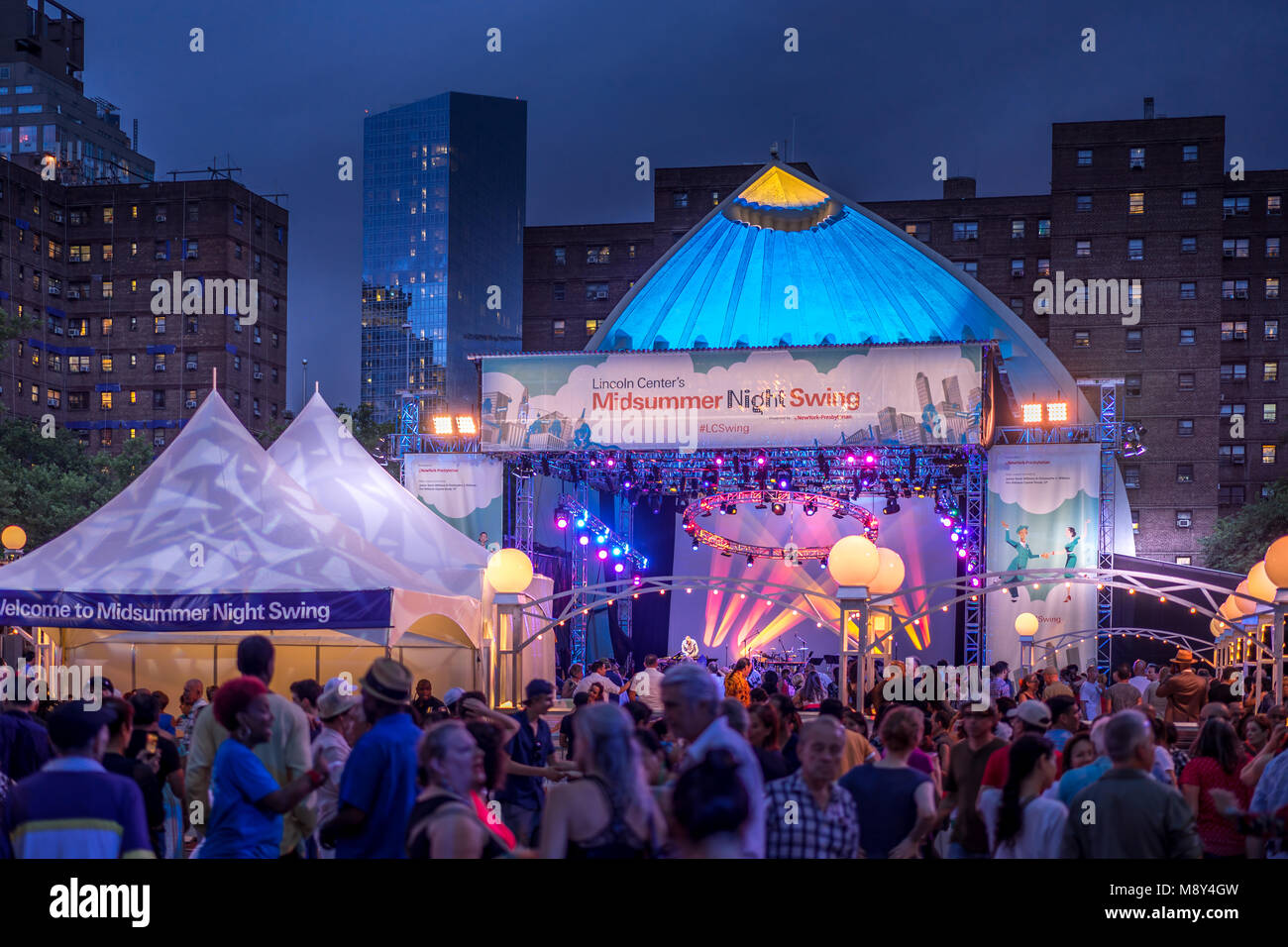 New York, NY, Stati Uniti d'America - 7 luglio 2017. Danza sociale Midsummer Night Swing in Lincoln Center Foto Stock