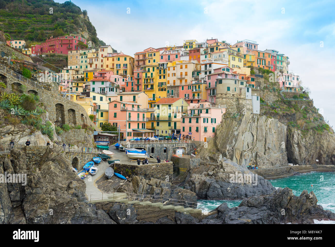 Manarola, Liguria, Italia - dicembre 2017: il piccolo e tradizionale villaggio italiano di Manarola con case colorate ora una popolare destinazione turistica in Foto Stock