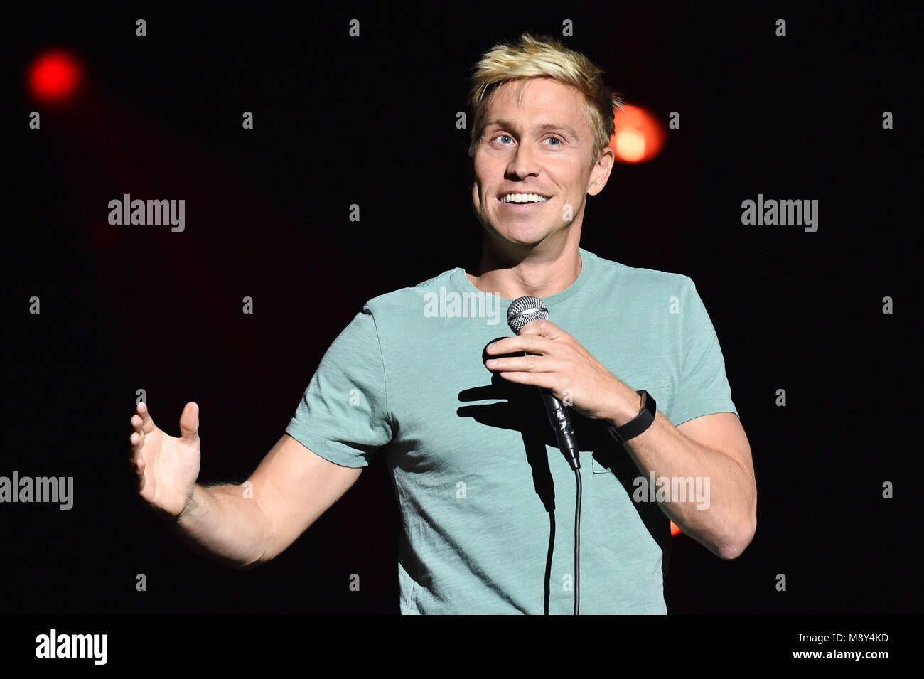 Russell Howard esibirsi sul palco della Royal Albert Hall di Londra durante il Teenage Cancer Trust è sera della commedia. Foto Stock