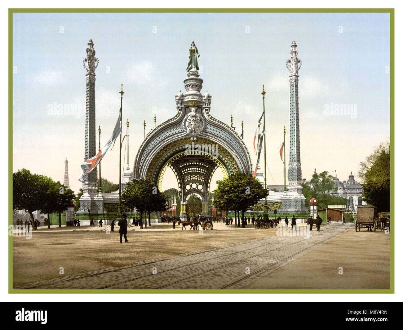 Esposizione Universale Fair 1900 a Parigi Francia, visualizzazione di trionfo porta d'ingresso di René Biné (1866-1911) con la Torre Eiffel sullo sfondo Foto Stock
