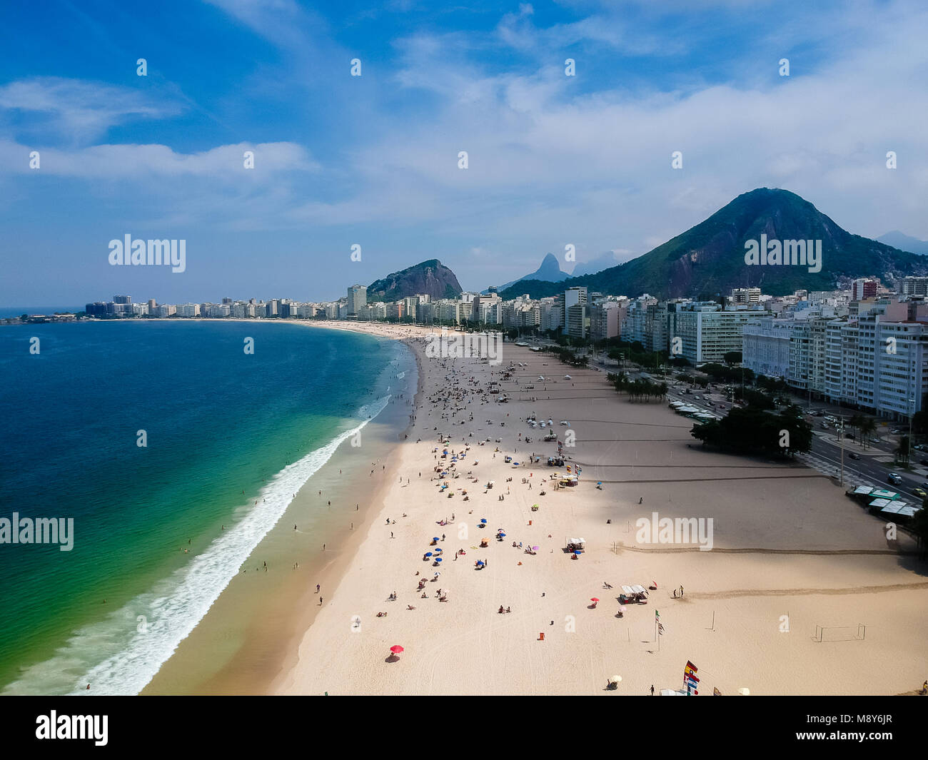 Vista aerea della spiaggia di Copacabana durante l'estate, il sole con le nuvole Foto Stock